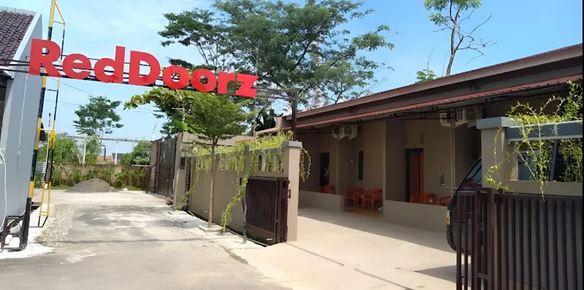 RedDoorz Syariah near Exit Tol Pemalang Comal 2 - Image 1