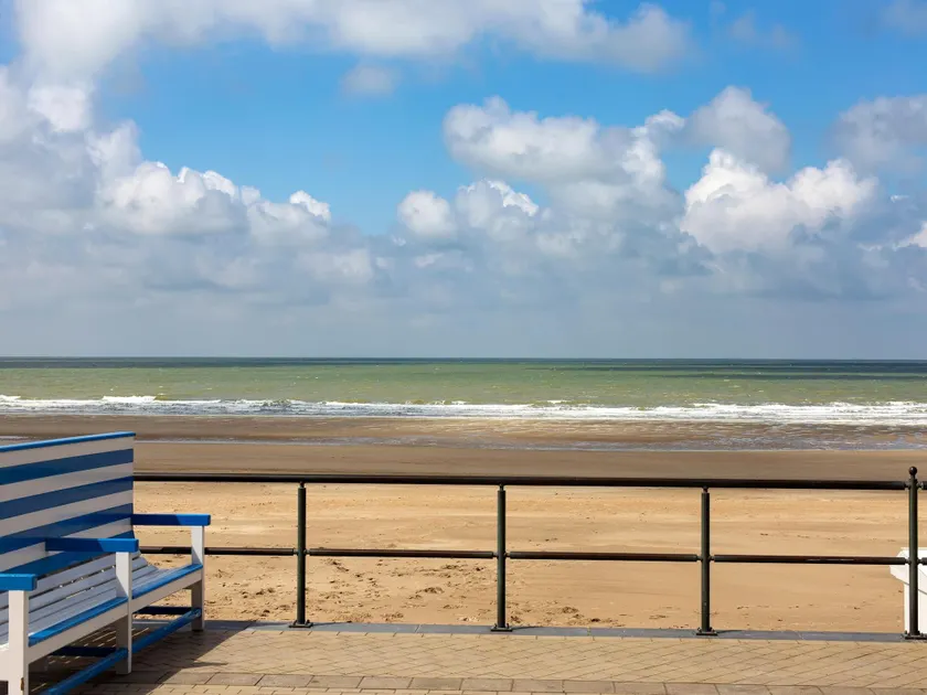 Apartment with 2 bedrooms and sea view - Image 1