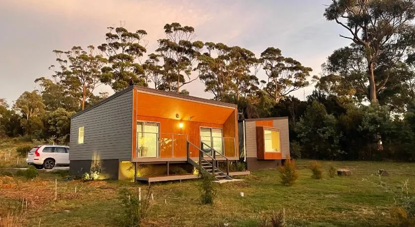 Bicheno Wildflower Sands coastal retreat - Image 1