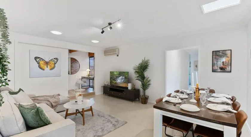 Cozy Comfort 4BR near Malls and Transport - Image 1