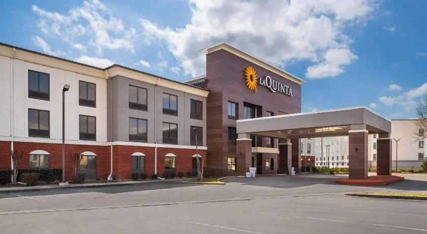 La Quinta Inn & Suites by Wyndham Bessemer - Image 1
