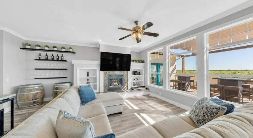 Luxe & Comfy Vineyard Estate ~ Breathtaking Views! - Image 1
