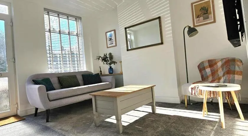 Newly Renovated 2 Bed With Garden & Parking - Image 1