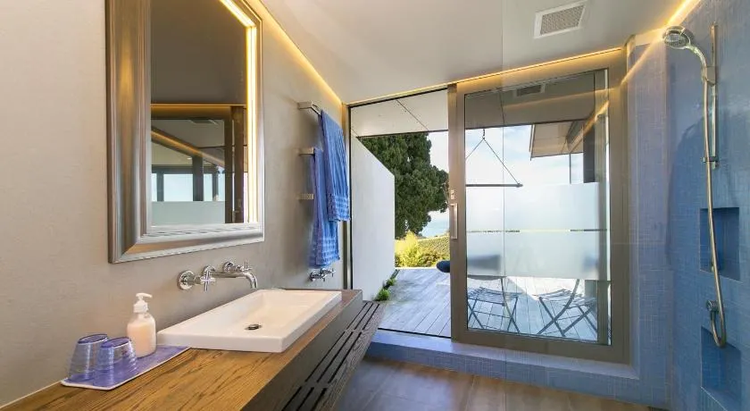 Waiheke Luxury Blue and Green Rooms - Image 1