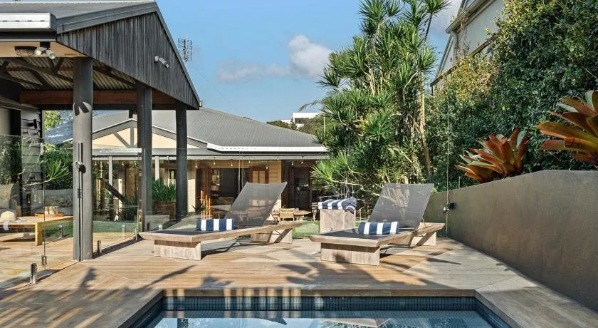 Holiday Home at Sunshine with Pets and HEATED POOL - Image 1
