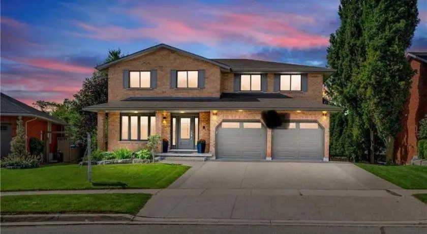 Luxurious 1-Bedroom, 1-Bathroom Suite Near Fairview Mall & Waterloo Airport - Image 1