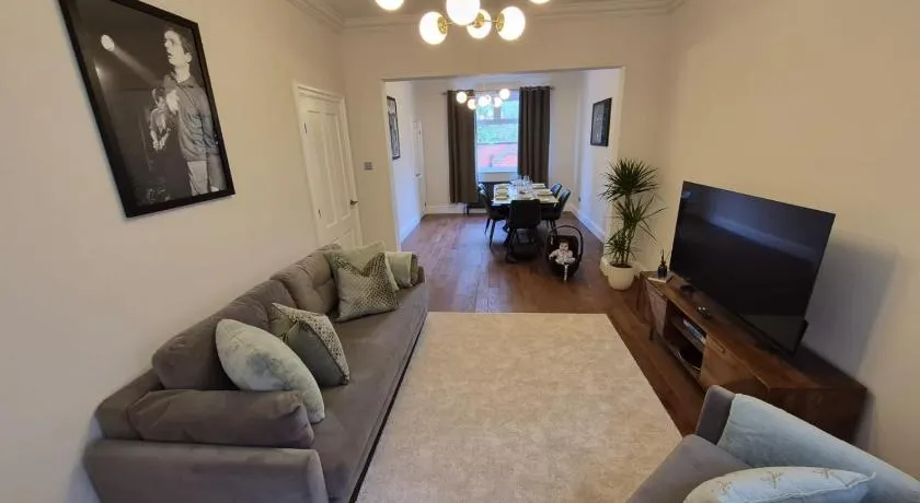 Luxury 3BD Manchester Home with Games Room Sleeps 10 - Image 1