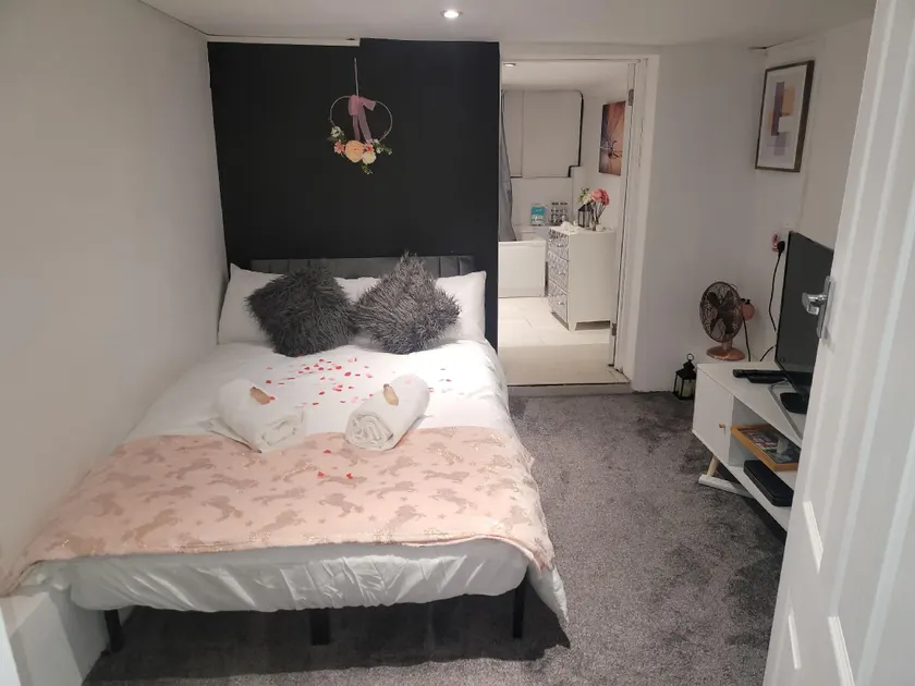 Hidden Treasure-Netflix and Wi-Fi-Basement flat - Image 1