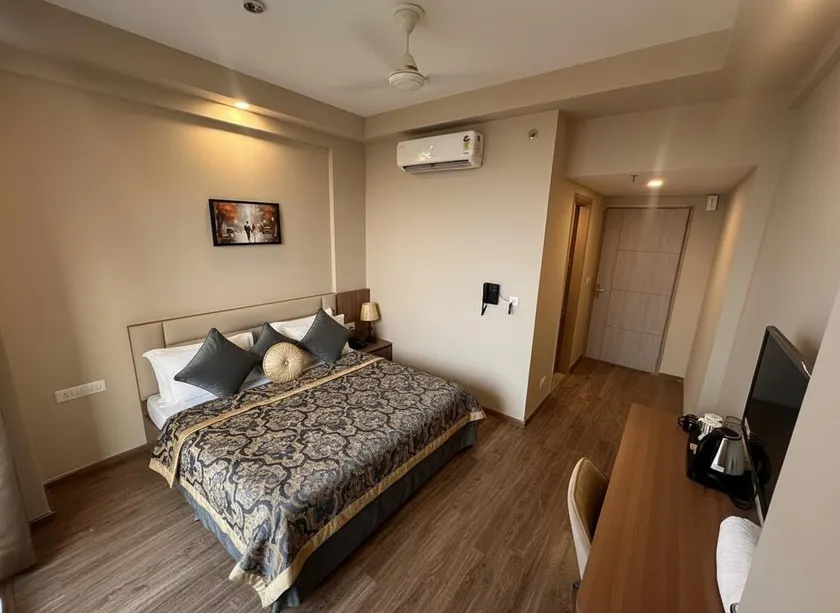 Richa’s Home Near India Expo Mart - Image 1