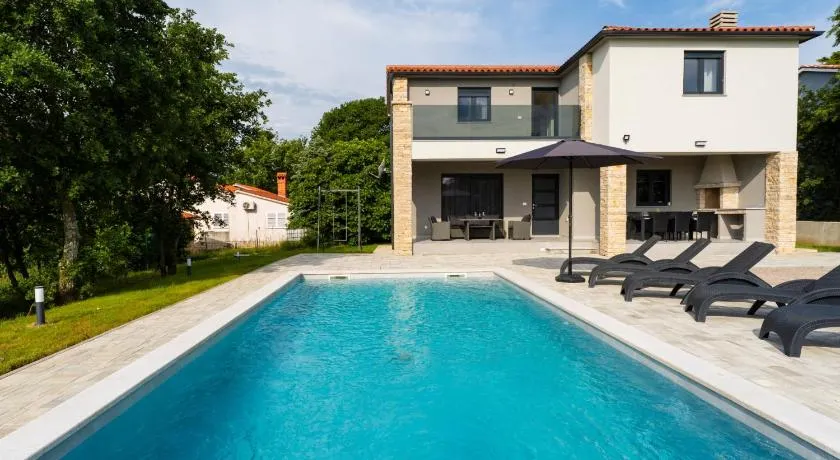 Villa adaptée aux familles avec piscine - Image 1