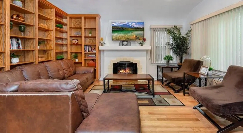 Luxury and Spacious 5 bedroom private house by Melrose WIFI TV Backyard Free Parking close to the Grove Hollywood Walk of Fame - Image 1