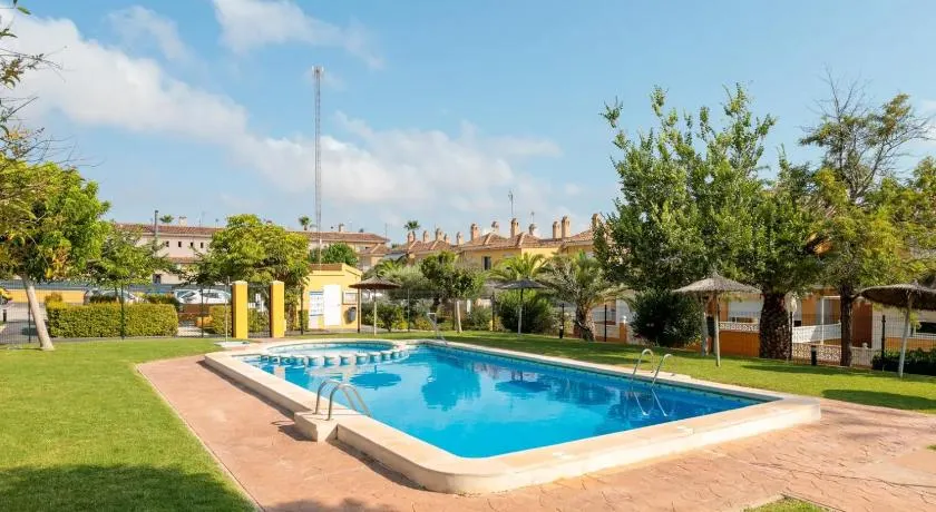 Pretty Bungalow With Private Garden - Image 1