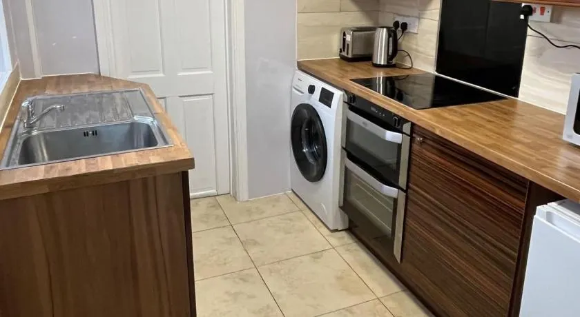 2 Bed Flat - Sleeps 3 - Parking - Wifi - Image 1