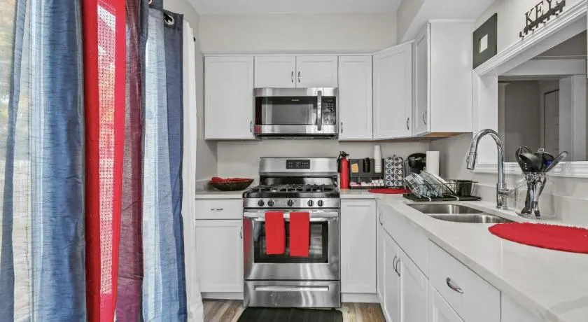 St Paul Fry Street Den Suite#1 - Image 1