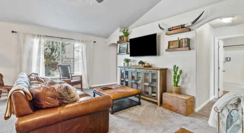 Southwestern Style 4 Bedroom Nampa Home Sleeps 16! - Image 1