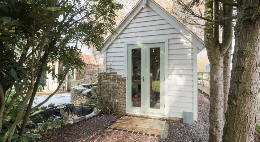 Shades Farm Summerhouse - Image 1