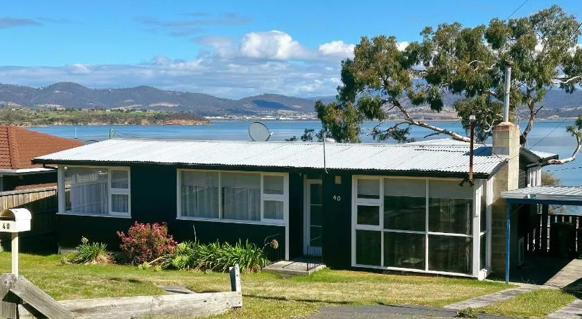 Ocean View Holiday Home - Easy Access to Hobart - Image 1