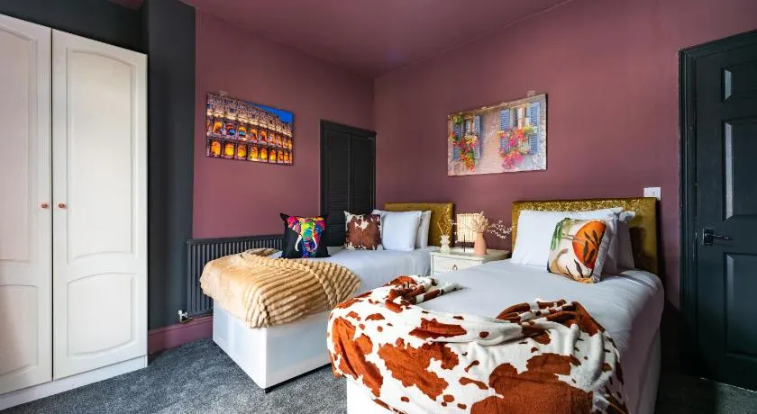 Hull 3 Bedrooms Garden Central House Sleeps 6 Hosanna MERCI Showy Cozy - Close to Princess Ave - Image 1