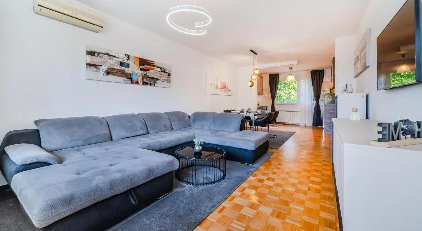 The Green Corner Apartment With Balcony - Happy Rentals - Image 1
