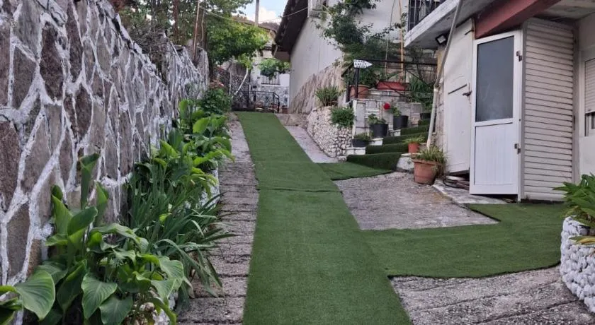 Aleko Guest House - Image 1