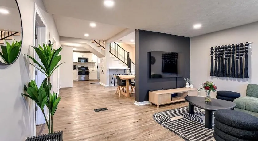 Dundee 3Br2Ba house sleeps 9 plus crib central Omaha - Image 1