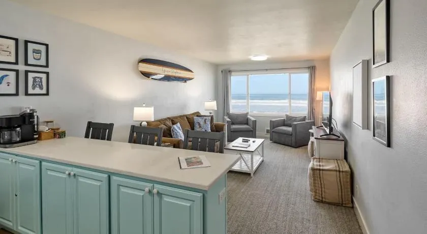 Top Floor Condo With Amazing Views Pool and Sauna - Image 1