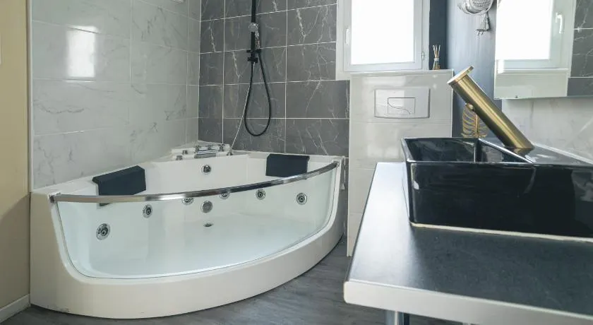 Jacuzzi Terrasse Centre Narbonne - Image 1