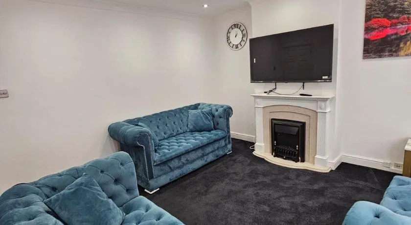 Spacious 3 Bed House with En-suite, Garden, On-site Free Parking and WIFI - Image 1