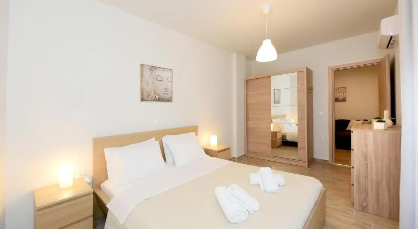 Square home - Image 1