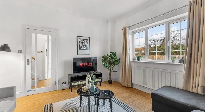 Perfect Booking 4 Bed Home in Cheltenham - Image 1