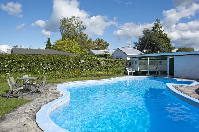 Garden Court Motel & Backpackers - Image 1