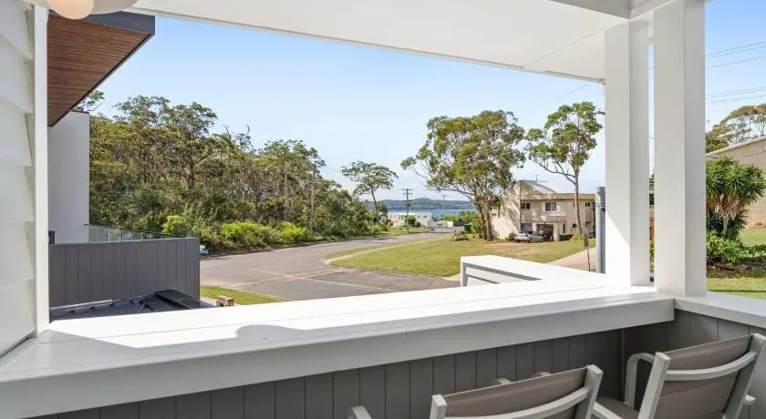 Dog friendly Paradise, 1-2B Bagnall Ave - water views, air con, Wi-Fi - Image 1
