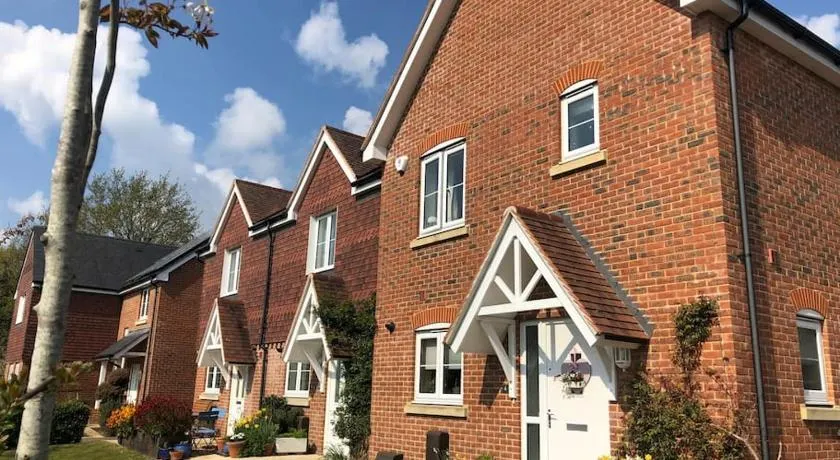 Bright, modern & close to historic town - Image 1