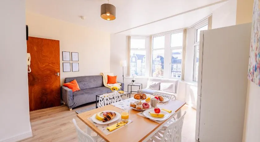 Spacious Modern & High Ceiling One Bedroom Apartment - Image 1