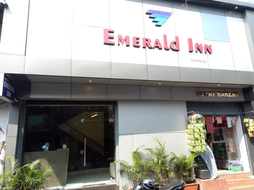 Hotel Emerald Near T2 International Airport Mumbai - Image 1