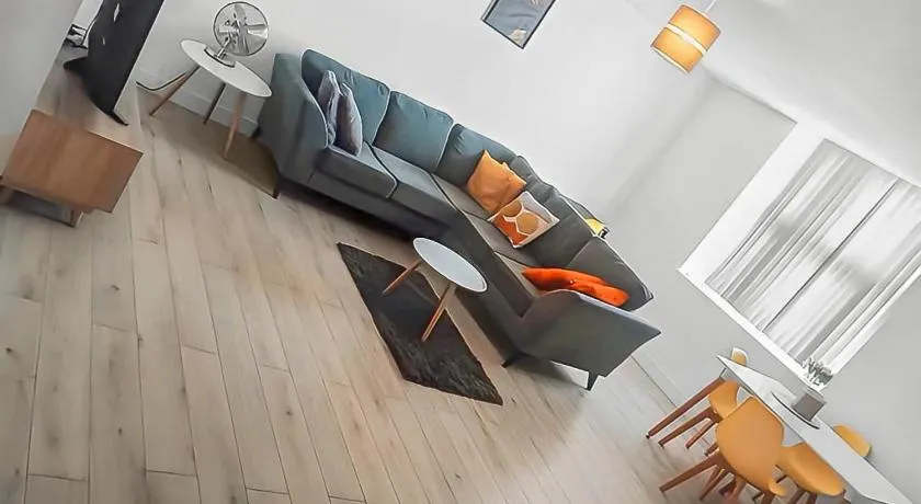 Modern Apartment with Free Parking, Entertainment & Fast Wi-Fi Close to Hull Station - Image 1
