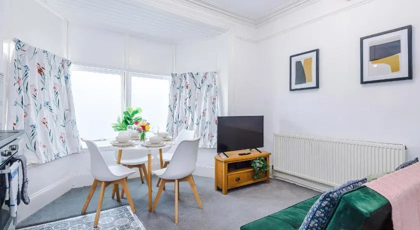 Leamington Spa's Gem - Free Parking, Netflix, Prime & Disney - Image 1