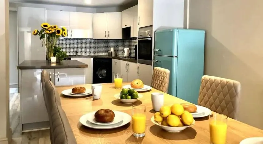 Newly renovated 3 bed Tarvin home close to Chester sleeps up to 11 - Image 1