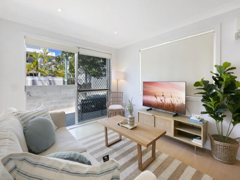 Ground Floor 2-Bed Mermaid Beach Pad with Parking - Image 1
