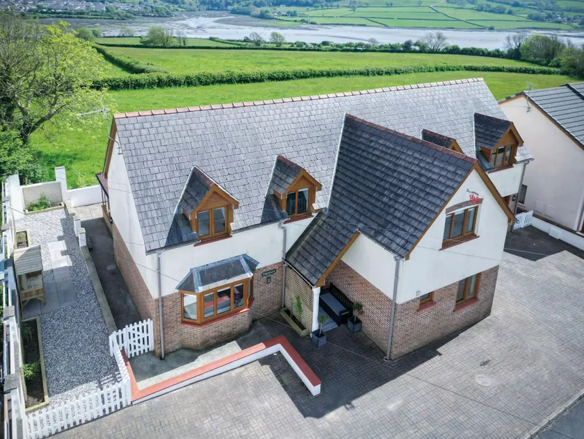 Highfield - 5 Bedroom Holiday Home - Pembroke Dock - Image 1
