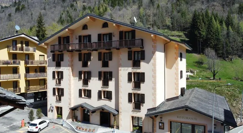 Hotel Cristallo - Image 1