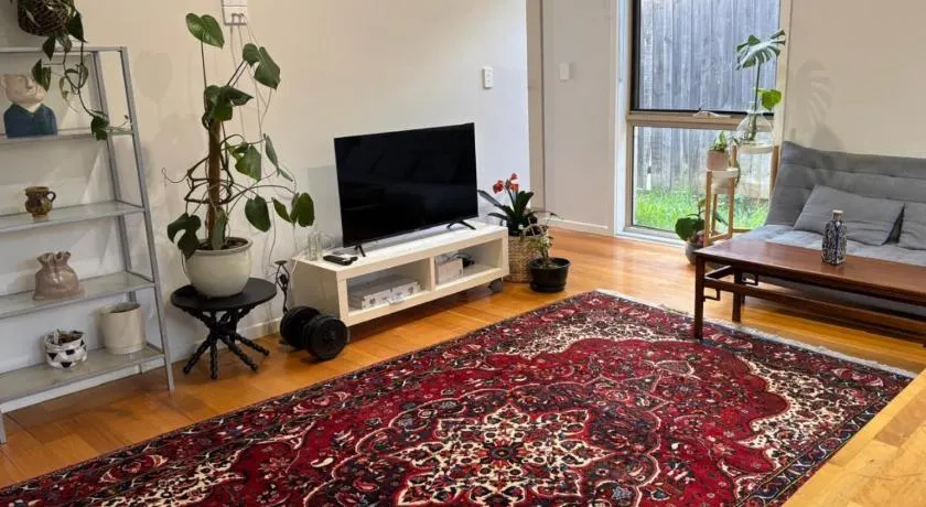 Cozy 2BDR Ivanhoe Unit with Modern Amenities - Image 1