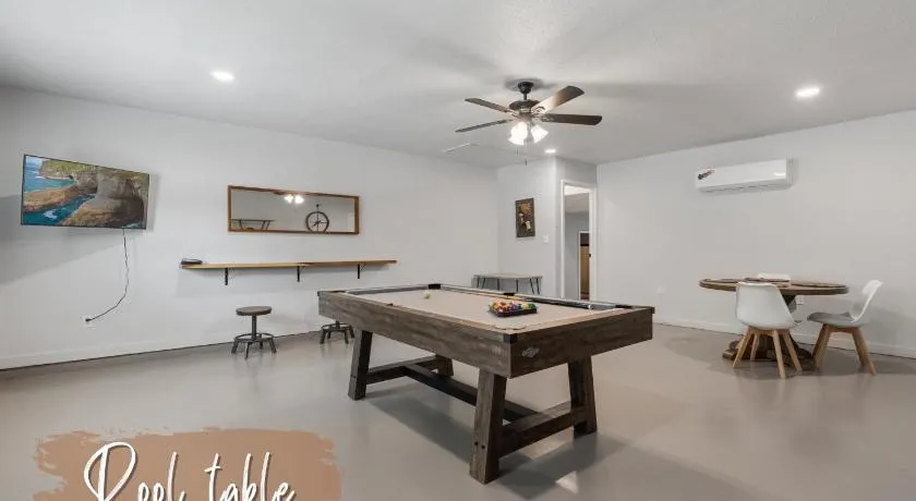 8BR Home Sleeps 14 Game Room Fenced Yard - Image 1