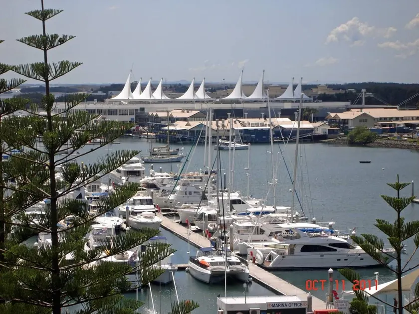 Main Beach Waterfront Apartment - Image 1