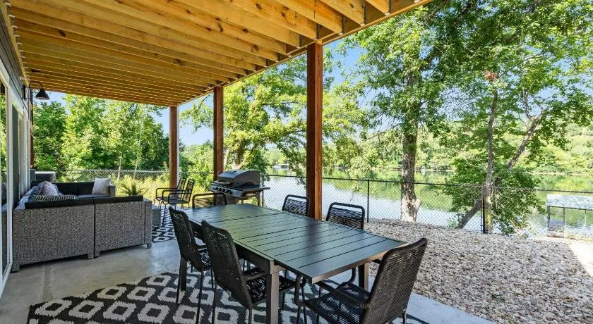 Lakeshore Living - Image 1