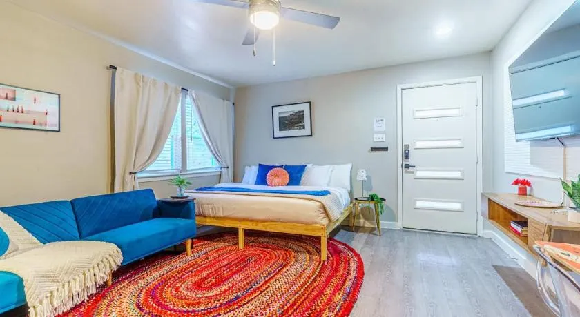 Chic Deluxe Studio-Pet Friendly-10 min to DT - Image 1