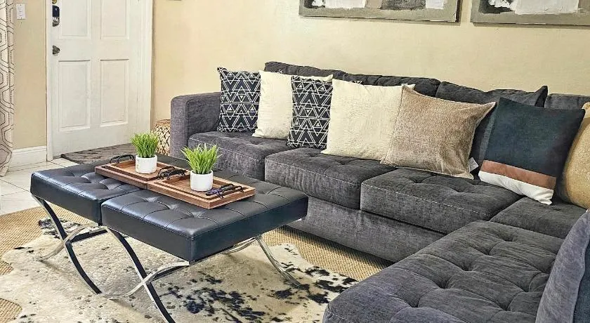 Glam 2 Bedroom Apartment Close to NSU in Cooper City - Image 1