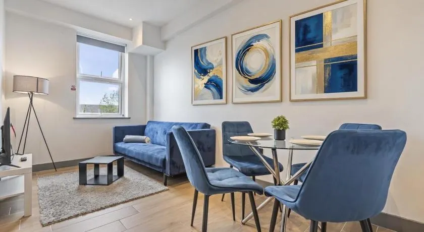 Woodside Park Suite - 2Bed - 2Bath - Sleeps 5 - Image 1