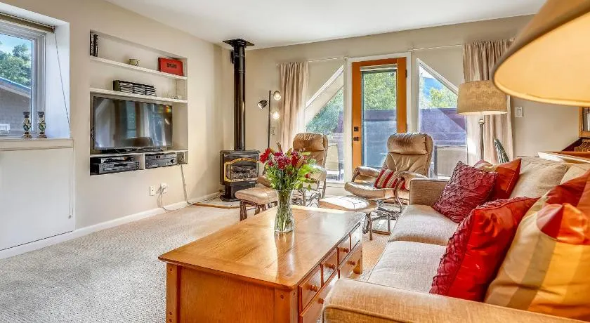 Aspen Townhouse West Unit 1, Fully Renovated and Steps from Downtown - Image 1