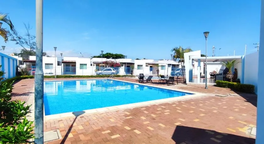 Villa con patio grande en urb cerca del Malecon Salinas - Image 1
